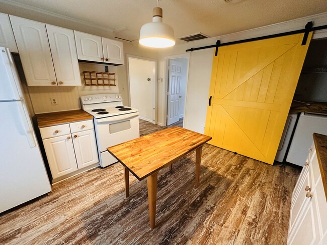 Building Photo - Well maintained home minutes from Uptown!