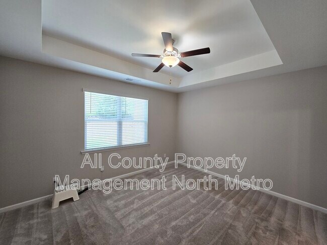 Building Photo - 490 Tall Pnes Ter