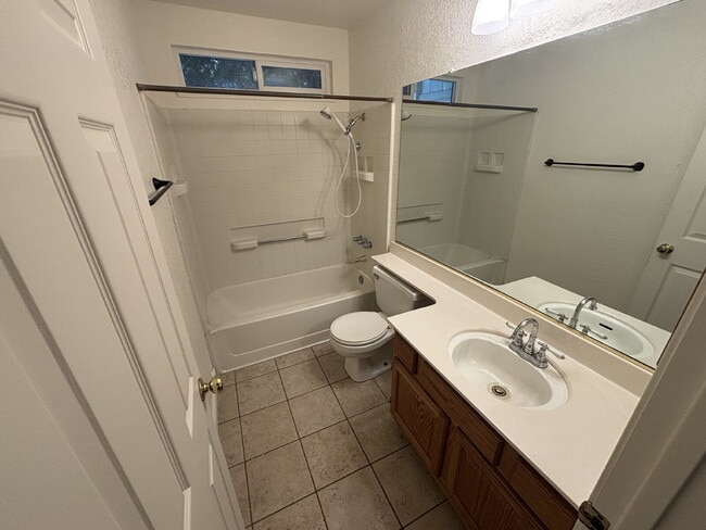 Building Photo - Charming 3 Bed / 2 Bath Home on a Quiet Cul-de-Sac with Spacious Backyard!