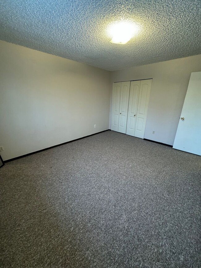 Building Photo - Top floor unit in convenient location