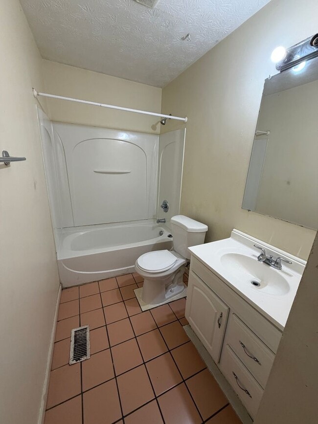 Building Photo - Large 3 bedroom 1 bath