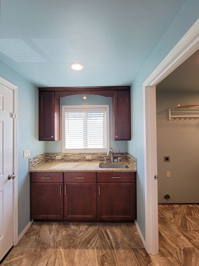 Building Photo - West Pasco Location a Block from the Colum...