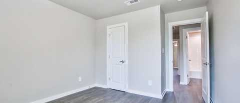 Building Photo - 208 Lake Ct