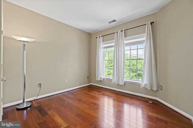 Building Photo - 1106 Pleasant Cir