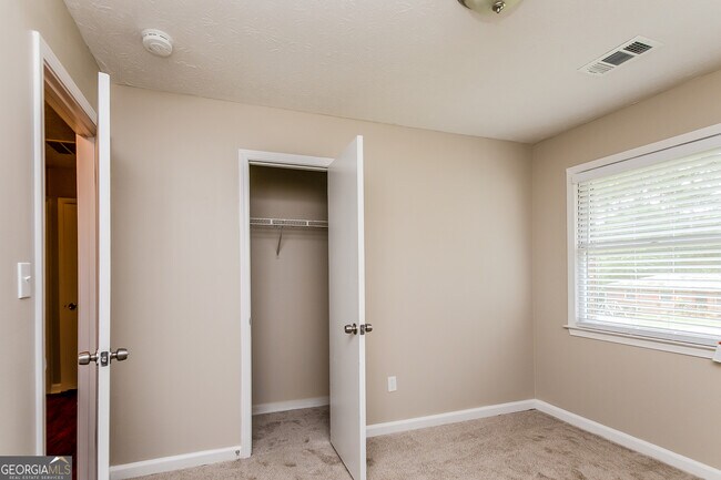 Building Photo - 3940 Scott Dr