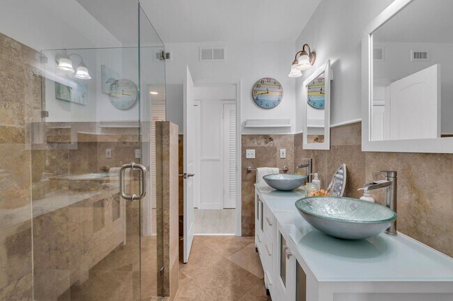 Building Photo - 530 NE 17th St