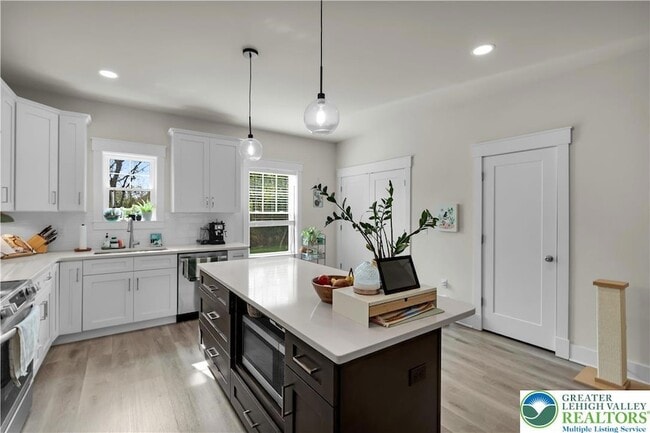 Building Photo - 221 Craig Ave