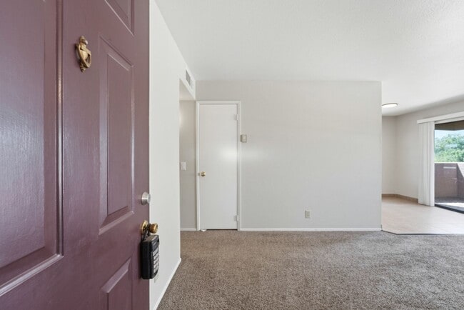 Building Photo - Beautiful 2-bedroom, 2-bath condo in the highly desirable Quail Run community!