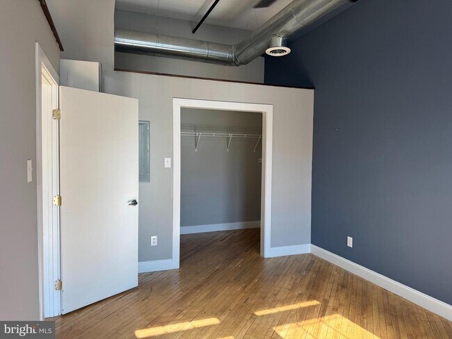 Building Photo - 200 Lincoln Ave