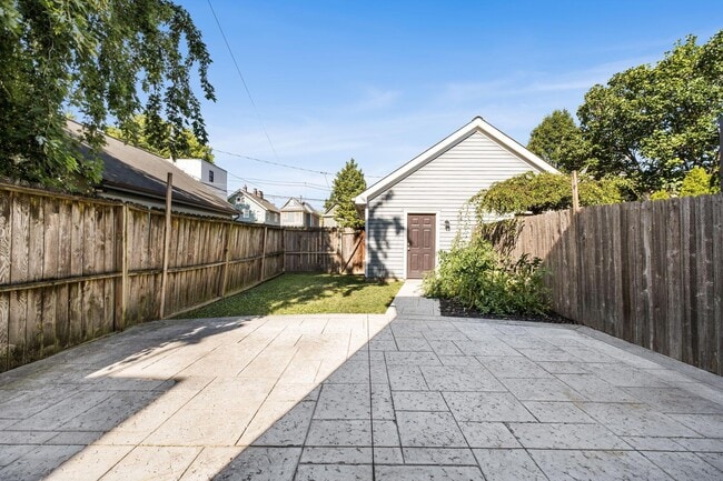 Building Photo - 975 N 6th St