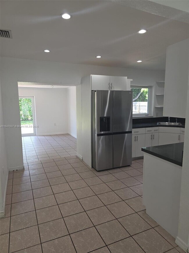 Building Photo - 9971 Dominican Dr