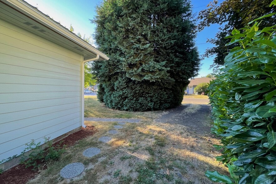 Building Photo - 2102 W 28th St