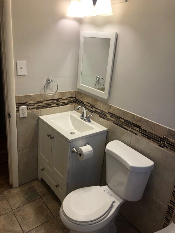 Building Photo - 1109 E Fredrickson Dr