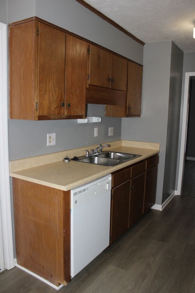 Building Photo - Lake Rim area