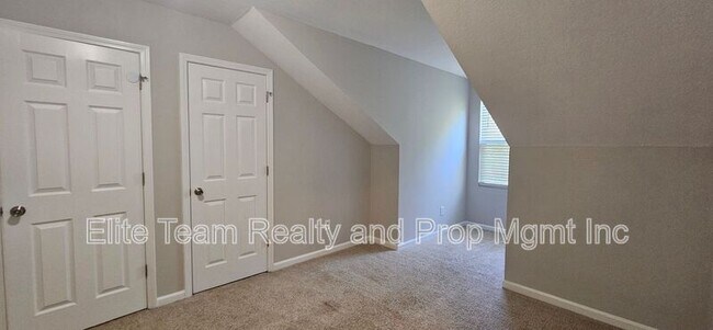 Building Photo - 2715 Meadow Knoll Dr
