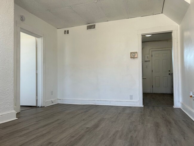 Building Photo - Charming & Spacious 2-Bedroom, 1 Bath Apar...