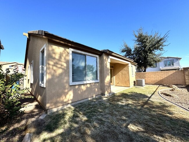 Building Photo - CHARMING 3 BEDROOM IN SPECTRUM COMMUNITY