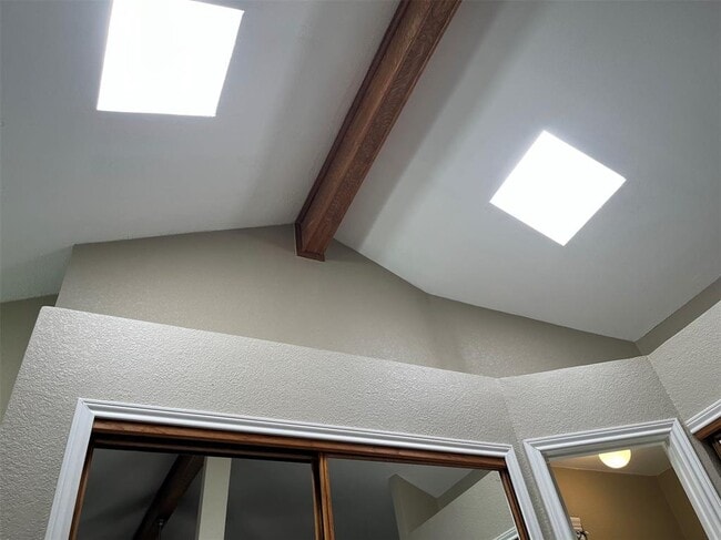 Building Photo - 6401 Woodcrest Dr