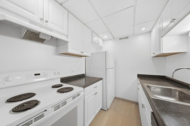Building Photo - 3850 S Parkway Dr