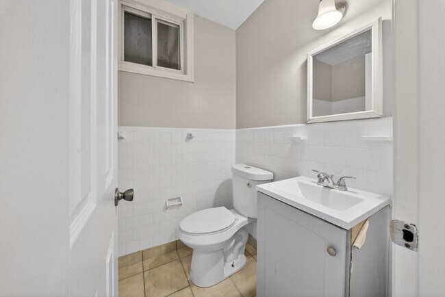 Building Photo - Bright 1 Bedroom Home with Refreshed Interior & In-Unit Laundry