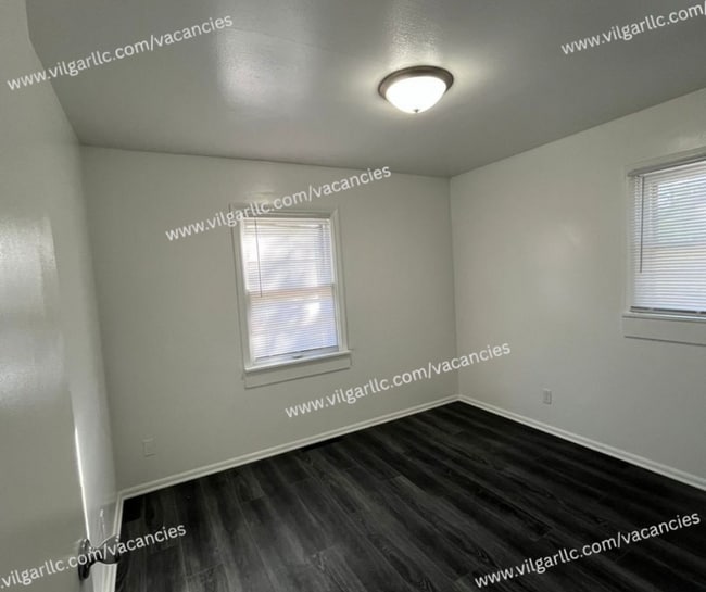 Building Photo - 3 spacious bedrooms, 2 full bathrooms home in Gary, IN