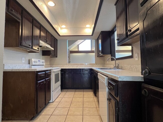 Building Photo - ?Cozy North OKC home with fireplace ?