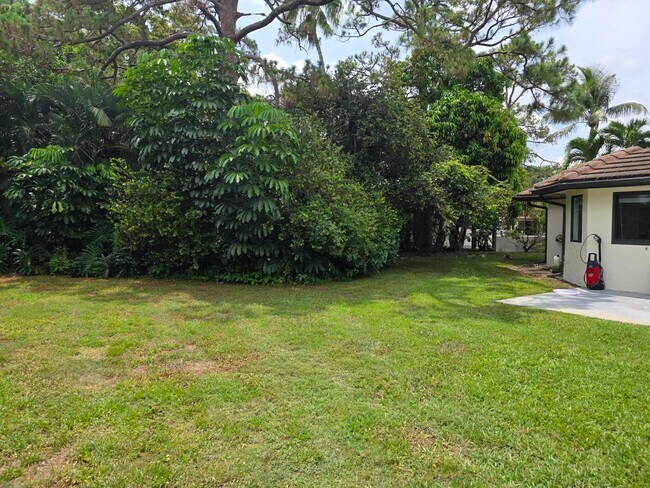 Building Photo - 435 Pine Villa Dr