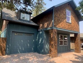 Building Photo - 3 Bed/2.5 Bath Single Family Home in NE Bend