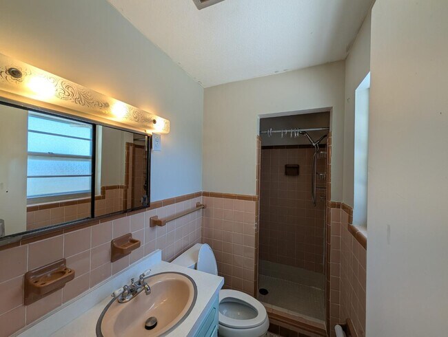 Building Photo - 2834 Woodland Dr