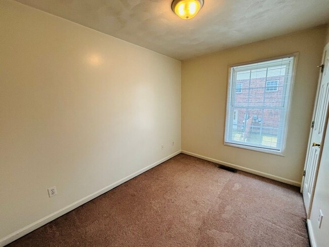 Building Photo - 3 Bedroom, 1.5 Bath Townhouse