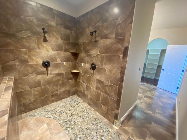 Building Photo - Meticulously well kept 3 bed, 3.5 bath Gov...
