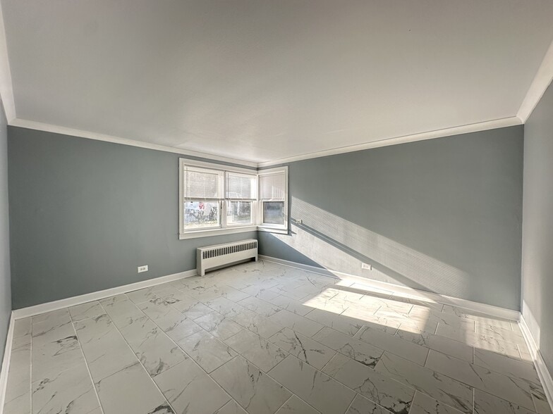 Building Photo - 2754 W North Shore Ave