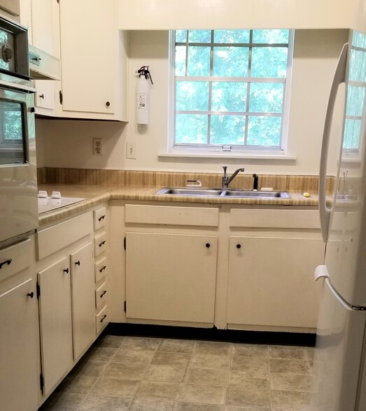 Kitchen with new appliances - 2116 Montreat Ln