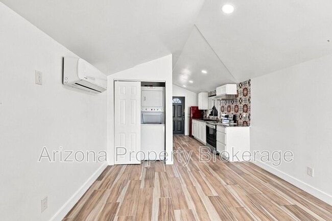 Building Photo - 1128 E Almeria Rd