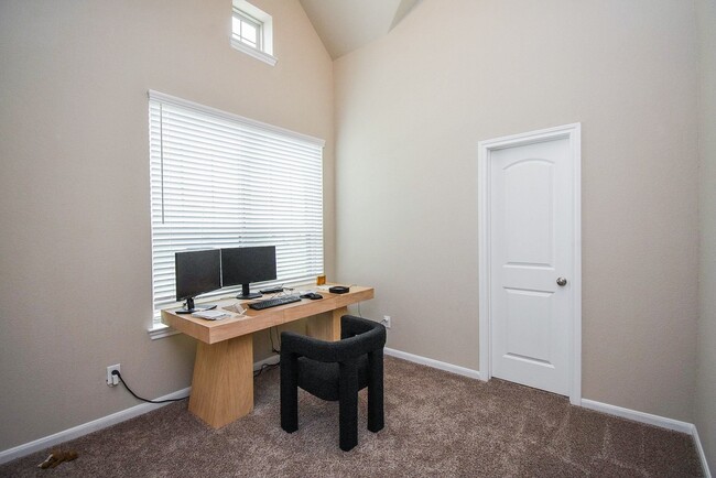 Building Photo - 8726 Laurel Crest Dr