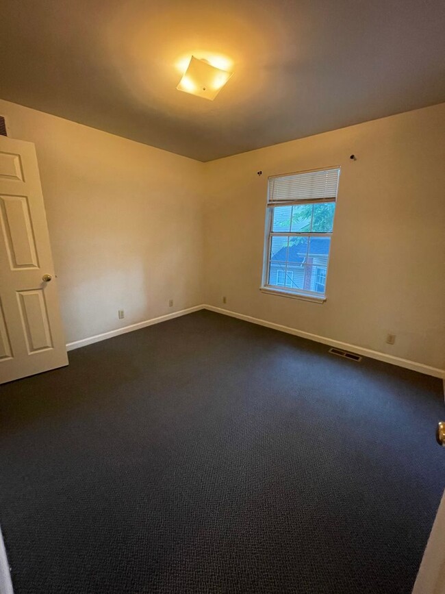 Building Photo - 415 Oldham Ave