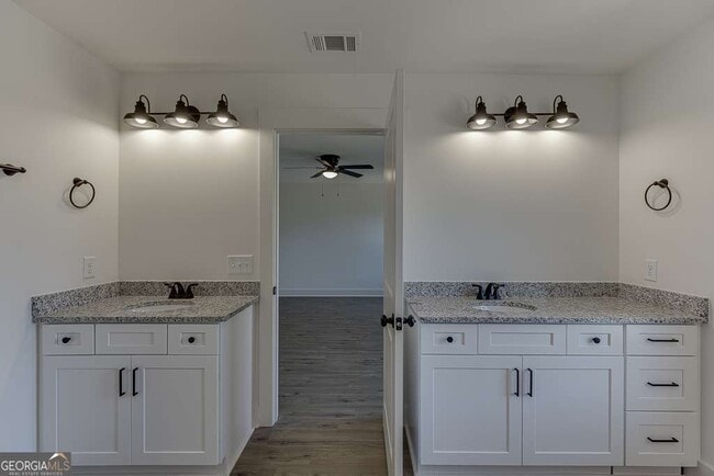 Building Photo - 569 Clayton St