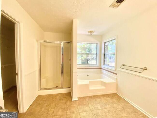 Building Photo - 640 Suwanee Lakes Cir NW