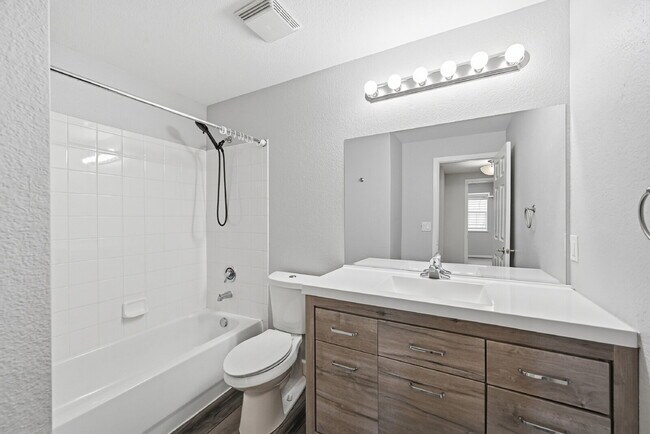 Building Photo - $1,845.95 with $300.00 off the first month's rent, $2 Beds - 2 Bath, Condo in Aurora with in Unit...