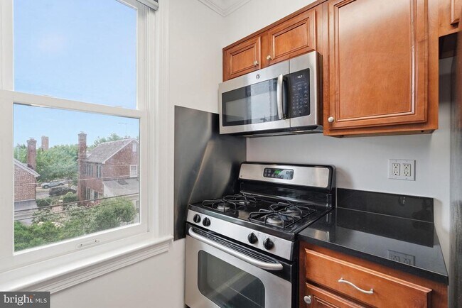 Building Photo - 906 S Washington St