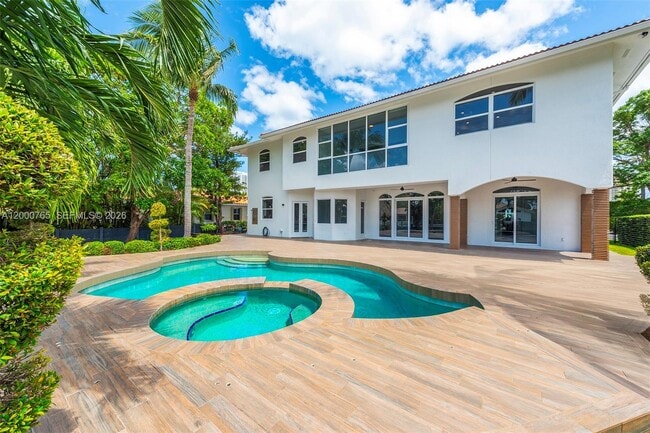 Building Photo - 552 Palm Dr