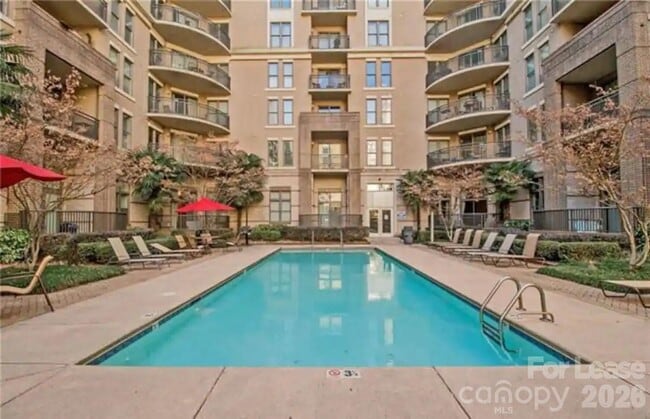 Building Photo - 718 W Trade St