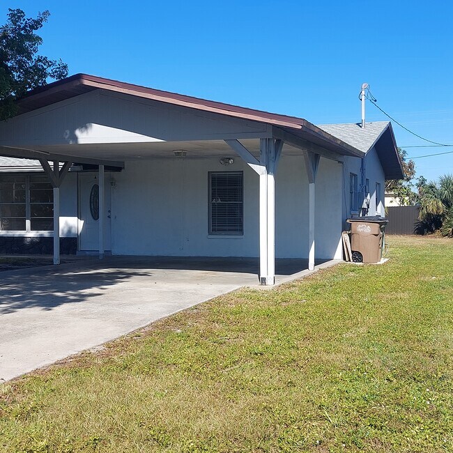 Primary Photo - 1213 SW 48th Ter