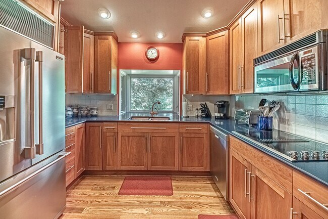 Building Photo - Luxury Living at Camels RIdge
