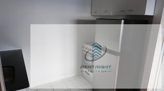 Building Photo - 1209 W Sherwin Ave