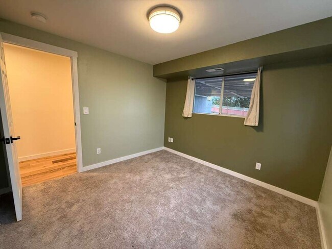 Building Photo - Stunning 4 Bed 3 Bathroom Home!