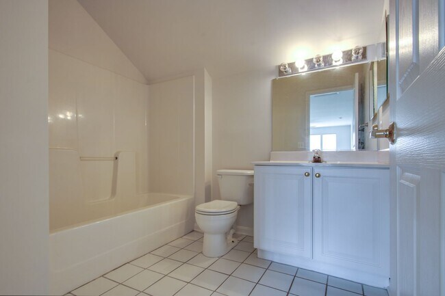 Building Photo - Single family - unfurnished - YEAR ROUND rental - Villages of Old Landing