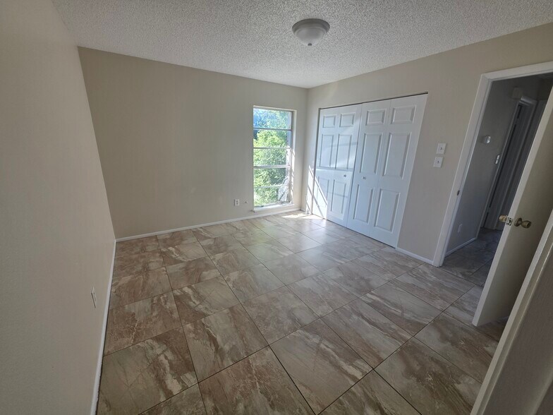 Building Photo - 5370 SE 30th Pl