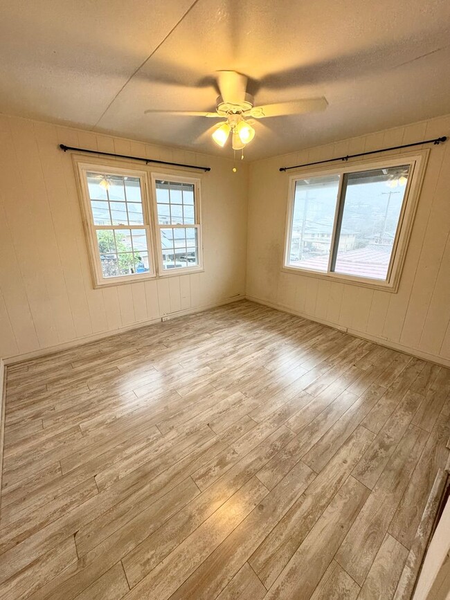 Building Photo - Move in ready 3 bedroom w/ parking near Li...