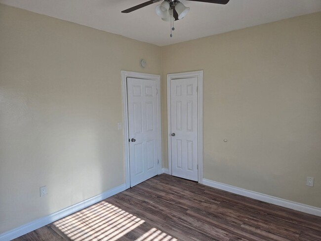Building Photo - Large 2 bed 1 Bath House